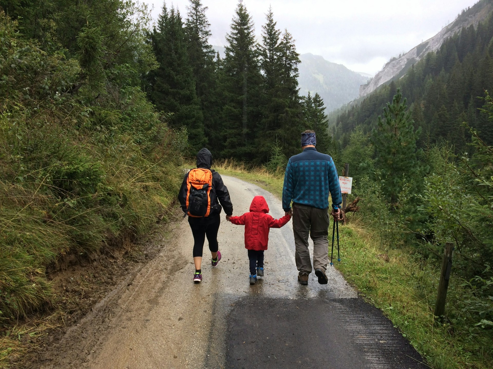alberto-casetta-REKXJ7JhwiI-unsplash parents holding young kids hands walking outside