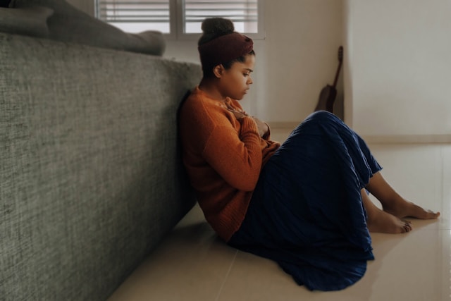 joice-kelly-rXrMy7mXUEs-unsplash woman sitting on floor upset
