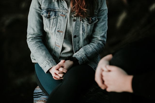 priscilla-du-preez-F9DFuJoS9EU-unsplash woman sitting with crossed hands