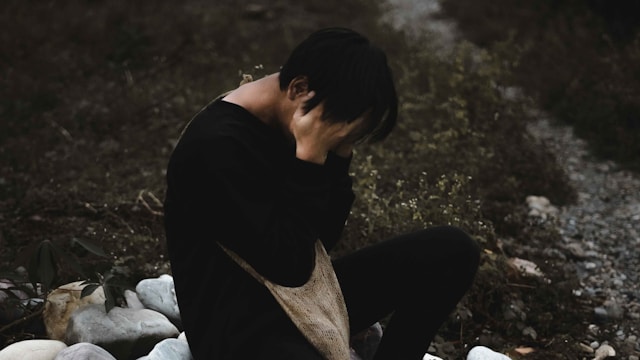 ray-kacaribu-aKVxqeSEkhQ-unsplash woman with face in hands