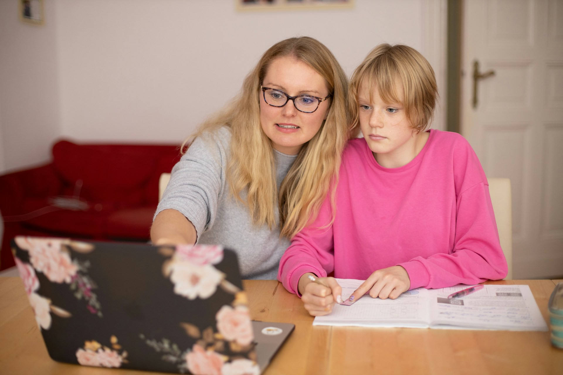 sofatutor-4r5Hogjbgkw-unsplash mother helping daughter on computer