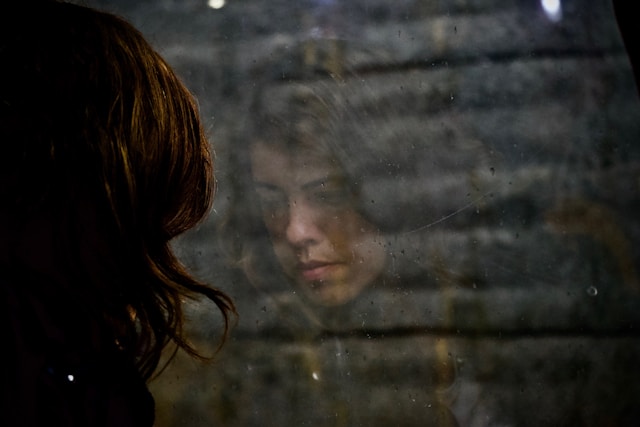 tiago-bandeira-mMV4NU3UBY8-unsplash sad woman looking into window