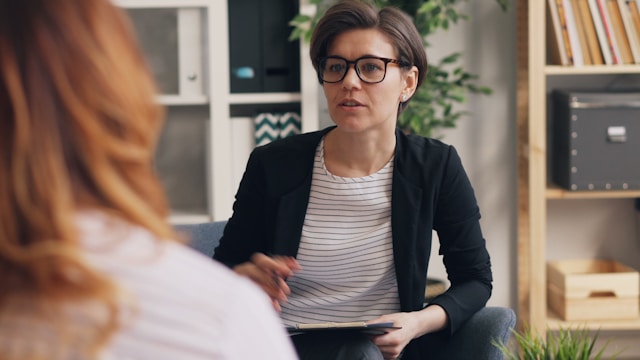 vitaly-gariev-RqR2pnTpmHA-unsplash therapist talking to client